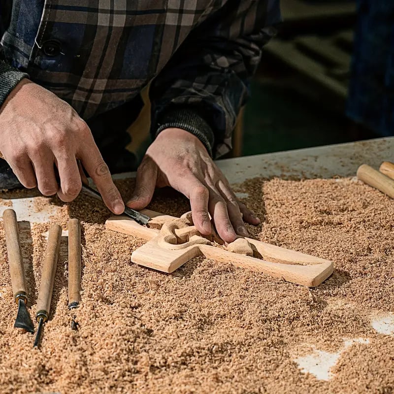 Sammenflettede Hjerter – Håndlaget Treskors Dekor