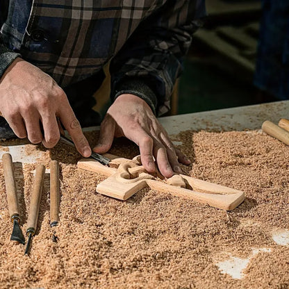 Sammenflettede Hjerter – Håndlaget Treskors Dekor